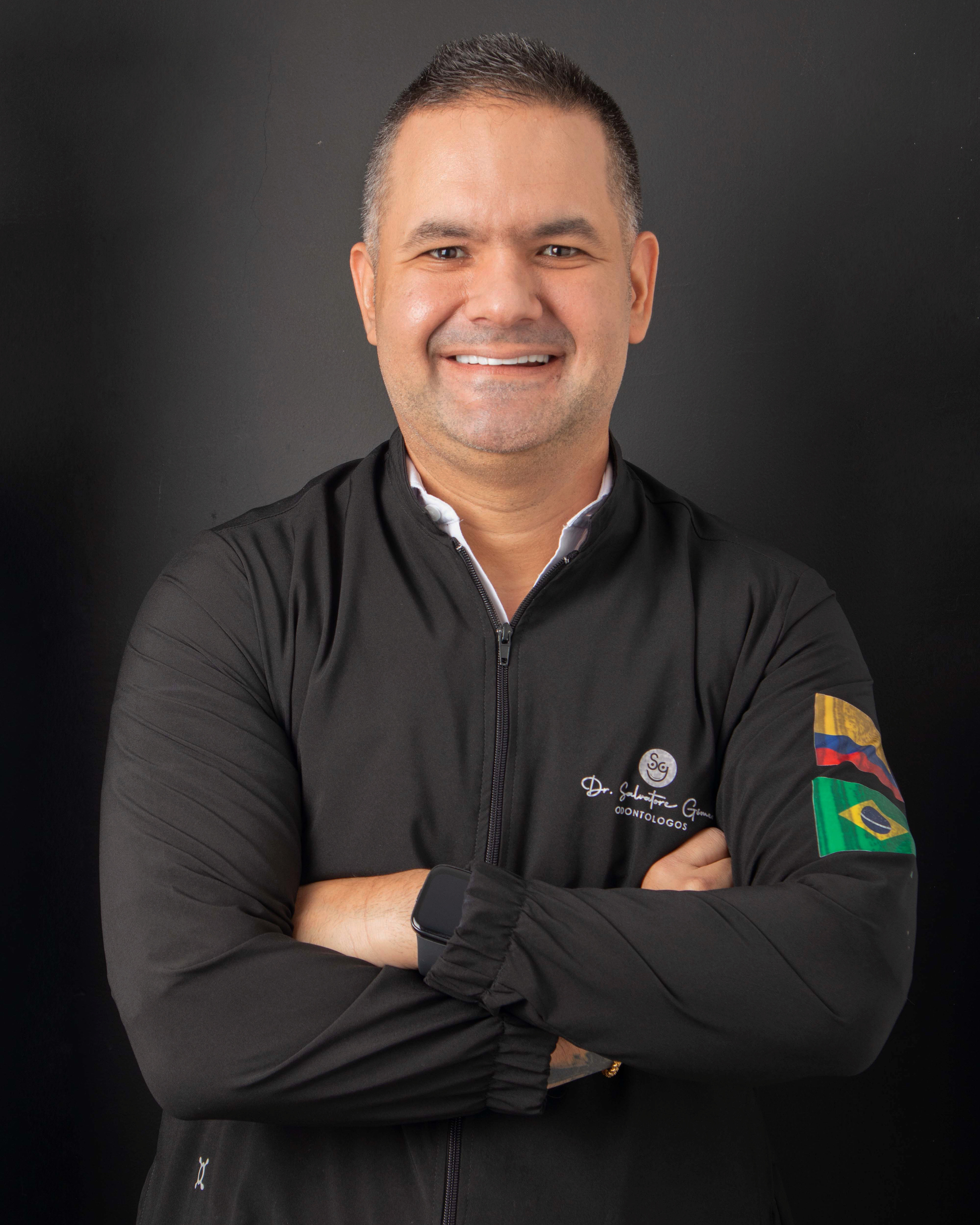 Dentista experto en diseño de sonrisa e implantes dentales en Miami